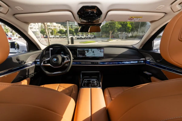  White BMW 735i Photo 