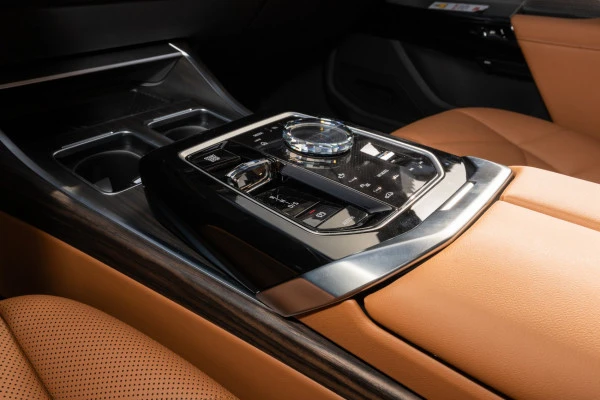  White BMW 735i Photo 