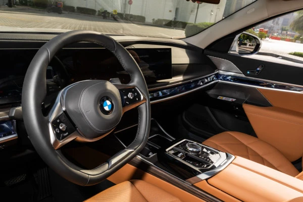  White BMW 735i Photo 