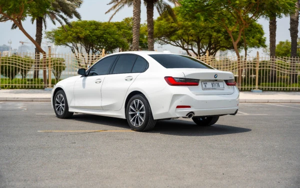  White BMW 318i Photo 