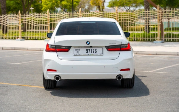  White BMW 318i Photo 