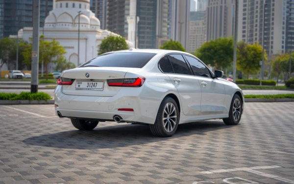  White BMW 318i Photo 