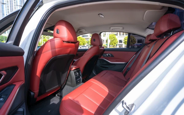  White BMW 318i Photo 