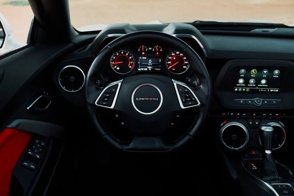  White Chevrolet Camaro V6 Photo 