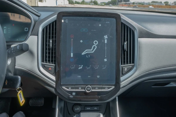  White Chevrolet Captiva Photo 