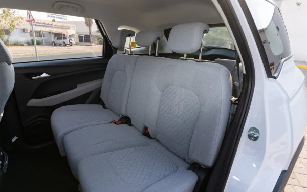  White Chevrolet Captiva Photo 