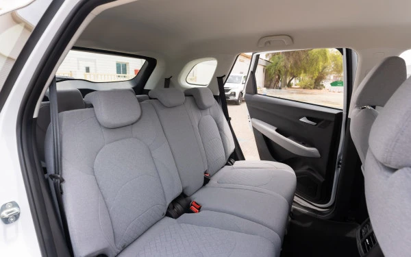  White Chevrolet Captiva Photo 