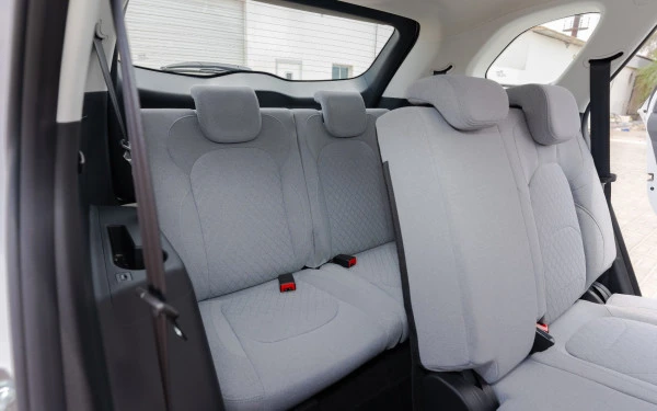  White Chevrolet Captiva Photo 