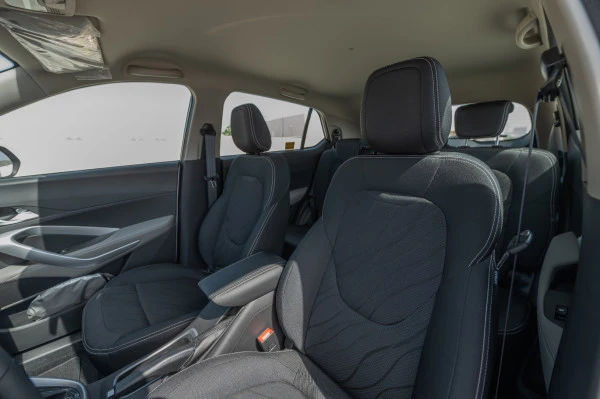  White Chevrolet Groove Photo 