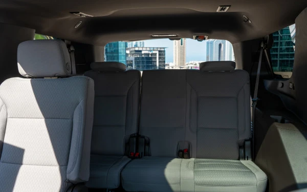  White Chevrolet Tahoe Photo 