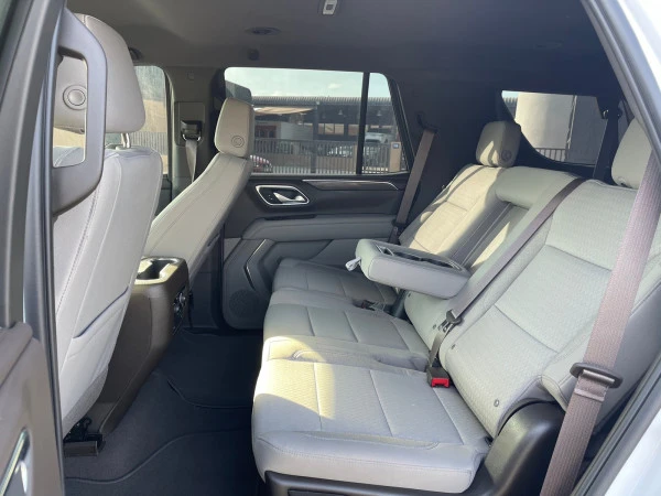  White Chevrolet Tahoe Photo 