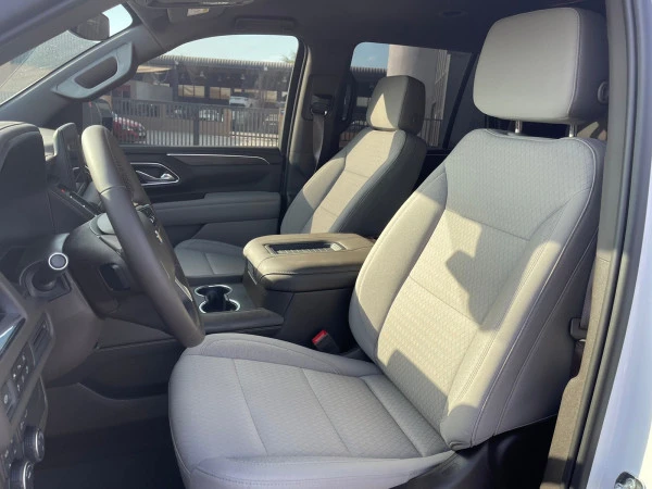  White Chevrolet Tahoe Photo 