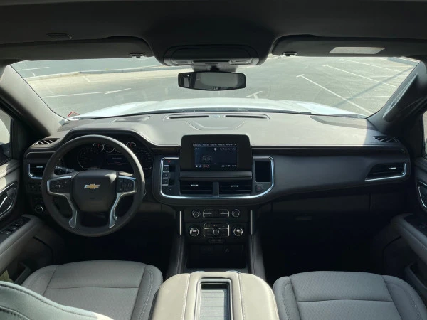  White Chevrolet Tahoe Photo 