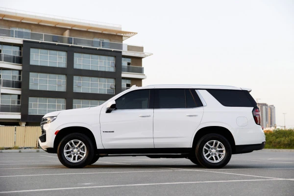  White Chevrolet Tahoe Photo 