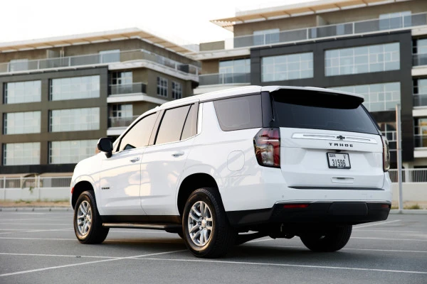  White Chevrolet Tahoe Photo 