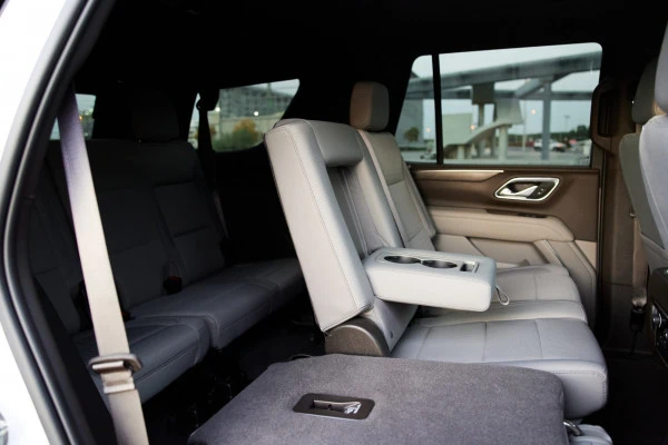  White Chevrolet Tahoe Photo 