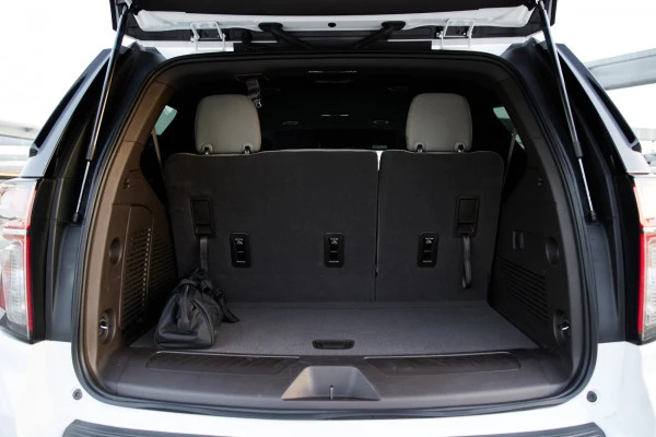  White Chevrolet Tahoe Photo 