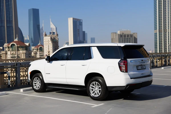  White Chevrolet Tahoe Photo 