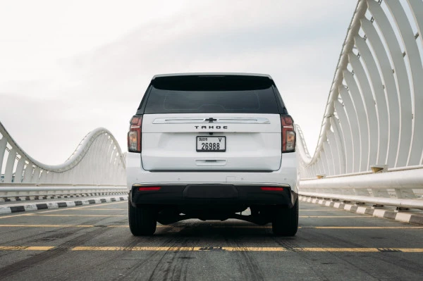  White Chevrolet Tahoe Photo 