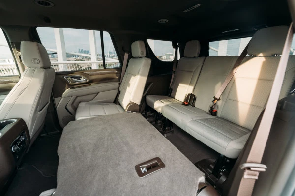  White Chevrolet Tahoe Photo 