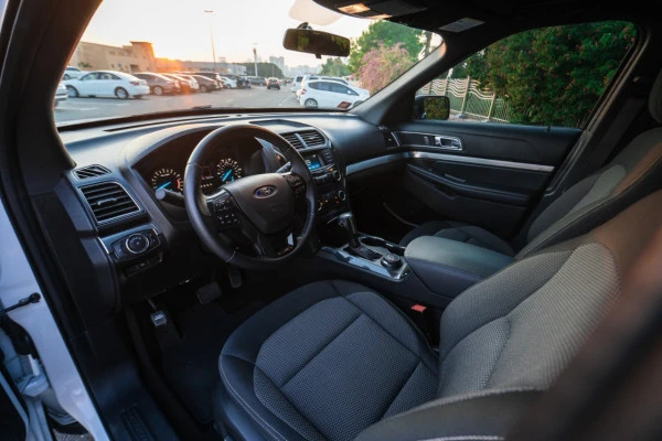  White Ford Explorer Photo 