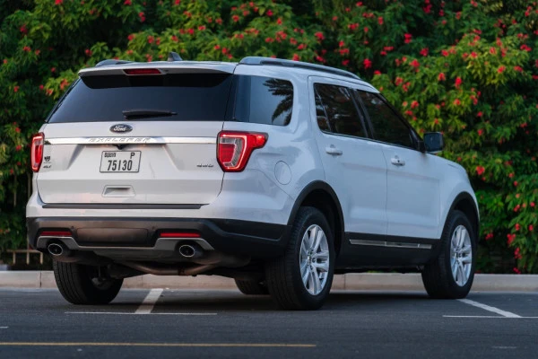  White Ford Explorer Photo 
