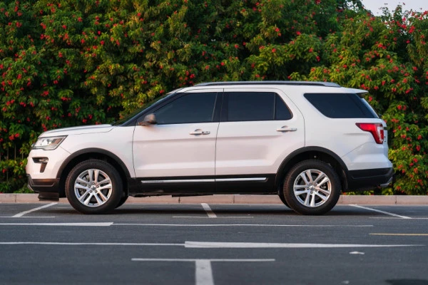  White Ford Explorer Photo 