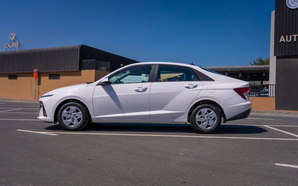  White Hyundai Accent Photo 
