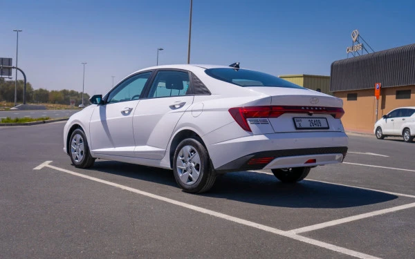  White Hyundai Accent Photo 
