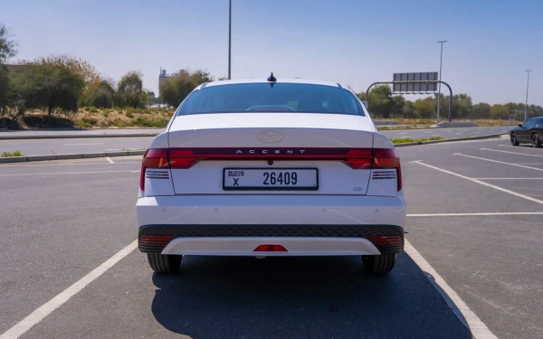  White Hyundai Accent Photo 