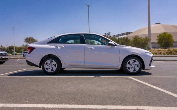  White Hyundai Accent Photo 