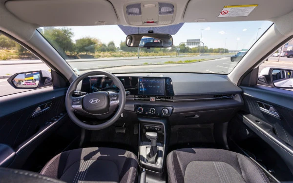  White Hyundai Accent Photo 