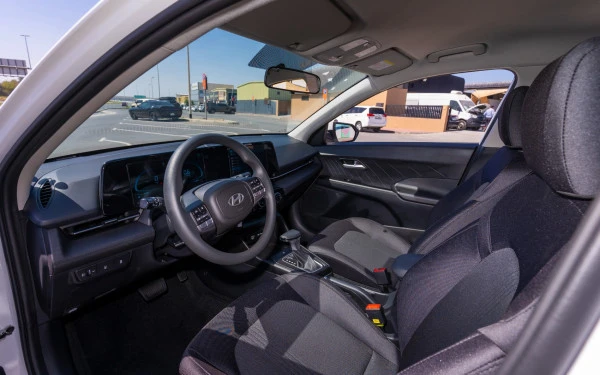  White Hyundai Accent Photo 