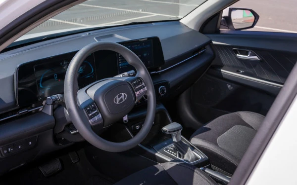  White Hyundai Accent Photo 