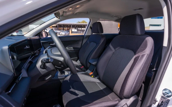  White Hyundai Accent Photo 