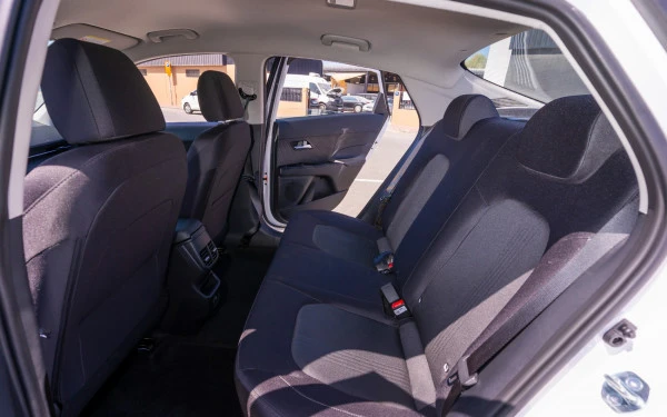  White Hyundai Accent Photo 