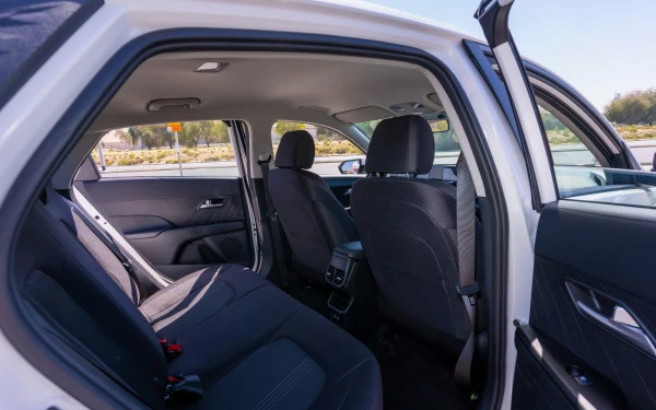  White Hyundai Accent Photo 