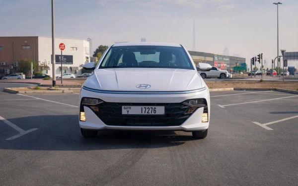  White Hyundai Accent Photo 