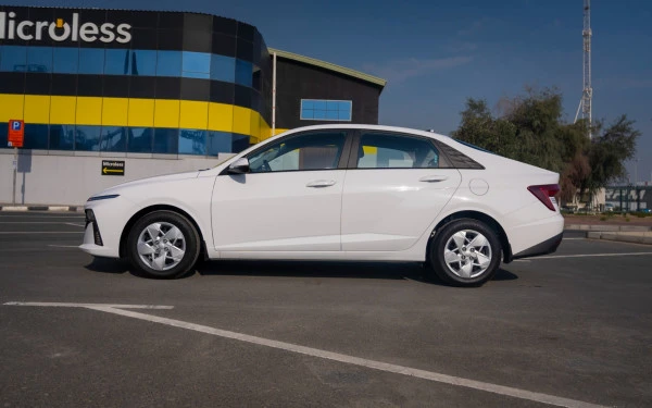  White Hyundai Accent Photo 