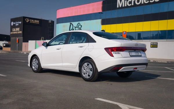  White Hyundai Accent Photo 