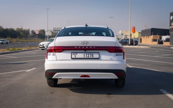  White Hyundai Accent Photo 