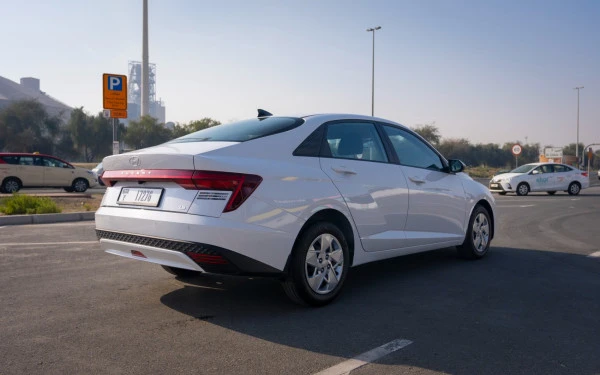  White Hyundai Accent Photo 