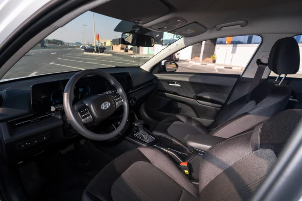  White Hyundai Accent Photo 