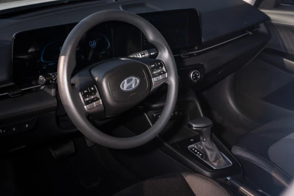  White Hyundai Accent Photo 