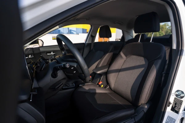  White Hyundai Accent Photo 