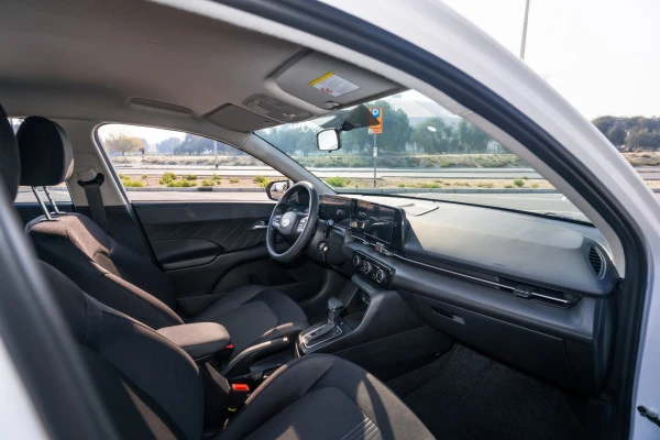  White Hyundai Accent Photo 