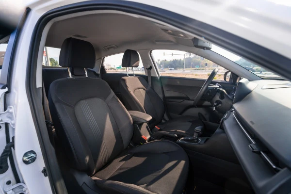  White Hyundai Accent Photo 