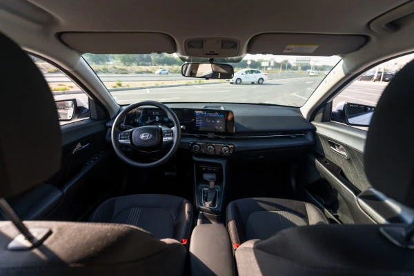  White Hyundai Accent Photo 