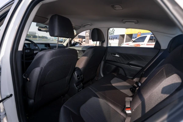  White Hyundai Accent Photo 