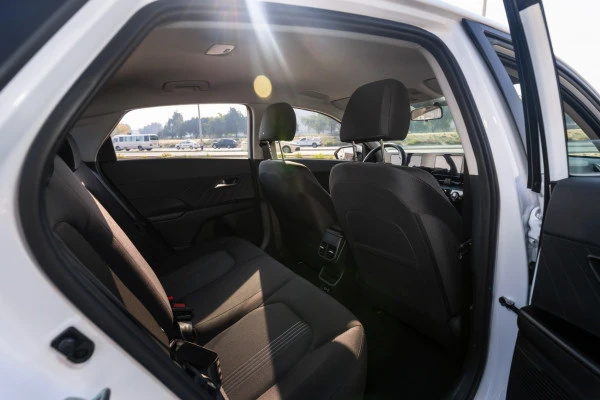  White Hyundai Accent Photo 